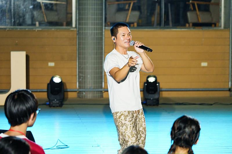 圖2-正緊鑼密鼓為11月8日、11月9日在台東縣都蘭登場的《阿米斯音樂節》籌辦的Suming舒米恩，特別抽身到萬能科大，壓軸獻唱15分鐘不間斷多首嗨歌。圖-原文會提供