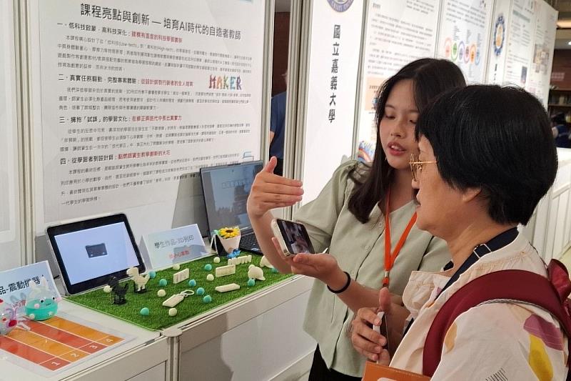 南大學生解說展覽內容，展現AI與STEAM教育結合的教學實踐成果。