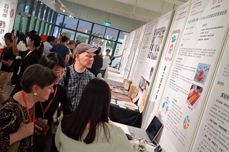 南大學生向國外學者說明創新教具應用,展現跨國教育交流的熱忱與自信。