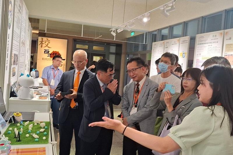 南大學生介紹展覽內容,展現教師培育與科技創新的融合成果。