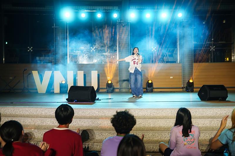 圖3-曾在萬能科技大學擔任社團樂舞指導老師的金曲歌后Kumu Basaw姑慕·巴紹，帶來一連串的族語創作金曲，熱情邀請學生們一起上各大音樂串流平台，收聽她的專輯，感受用族語創作音樂的魅力。圖-原文會提供