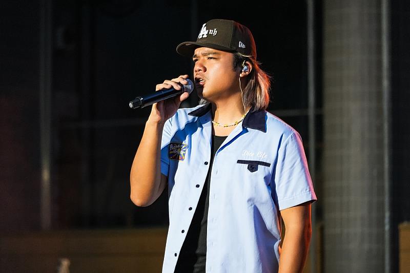 圖4-以《我阿姨也癢》、《Kaying改硬》火爆全網的HengJones大亨，近年他的創作逐漸轉向對自身的阿美族母系社會身分認同與情感的探索，以族語為基底的抒情或饒舌嗨歌都手到擒來。圖-原文會提供