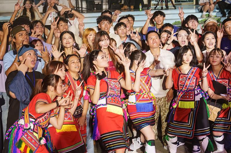圖5-《原Way星唱快閃計畫》第二場，10月14日傍晚，在桃園市中壢區萬能科技大學登場，許多學生們特別穿起族服開心地參與這次快閃計畫，並和金曲歌手們大合影。圖-原文會提供
