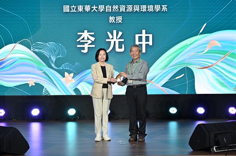 李光中教授受獎照片(林業及自然保育署提供)。