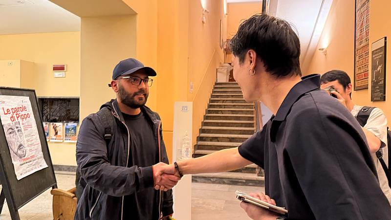 曉劇場卡塔尼亞藝穗節首演後義大利觀眾特地等候向導演鍾伯淵（右）致意（曉劇場提供）