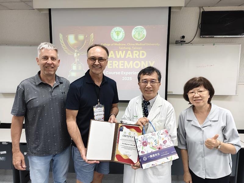 蔡崇豪院長和EMI計畫執行長林靜茹教授致贈感謝狀予美國團隊代表Mr. Todd Blackhurst。