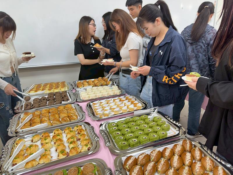 學生於迎新活動上開心享用餐點