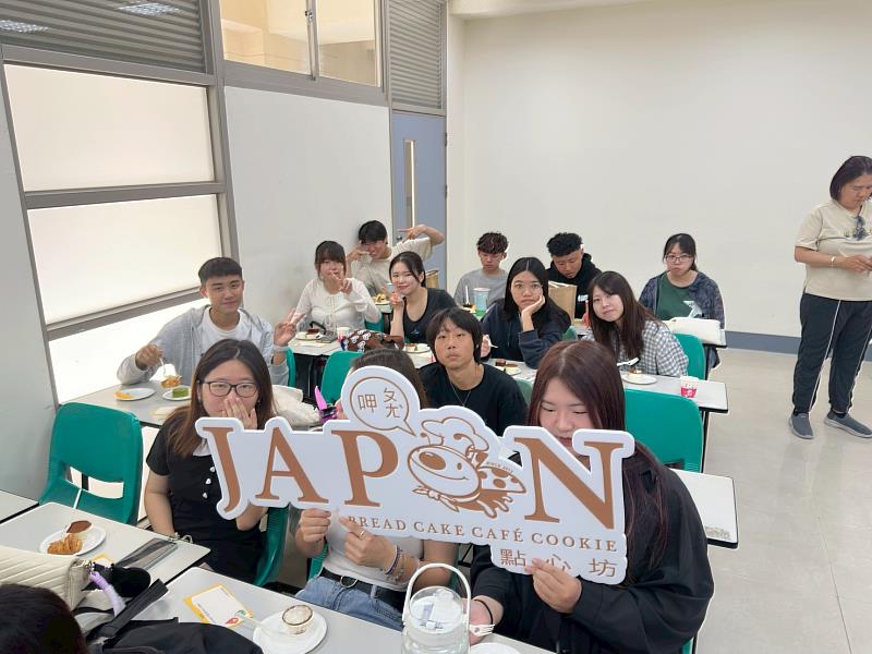 參與迎新活動的學生一同合影