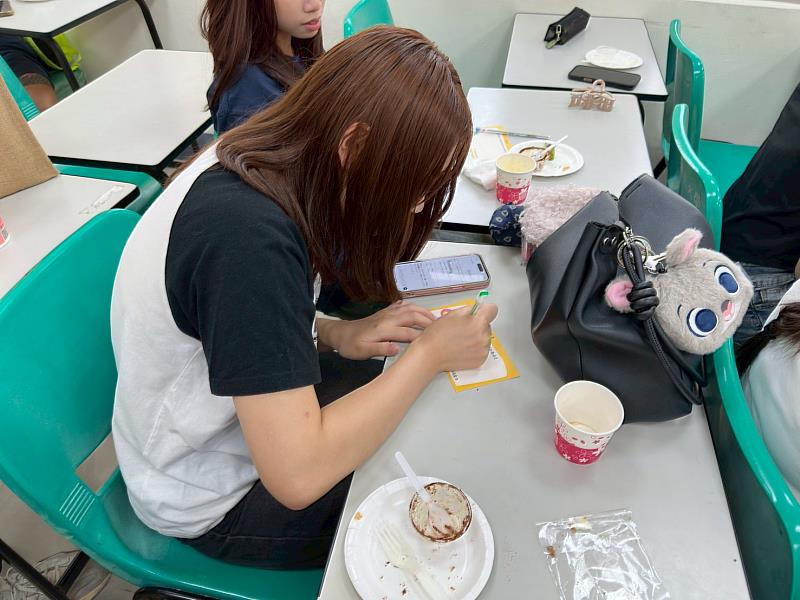 學生專注書寫任務卡，透過手寫文字傳遞祝福、感謝與自我勉勵