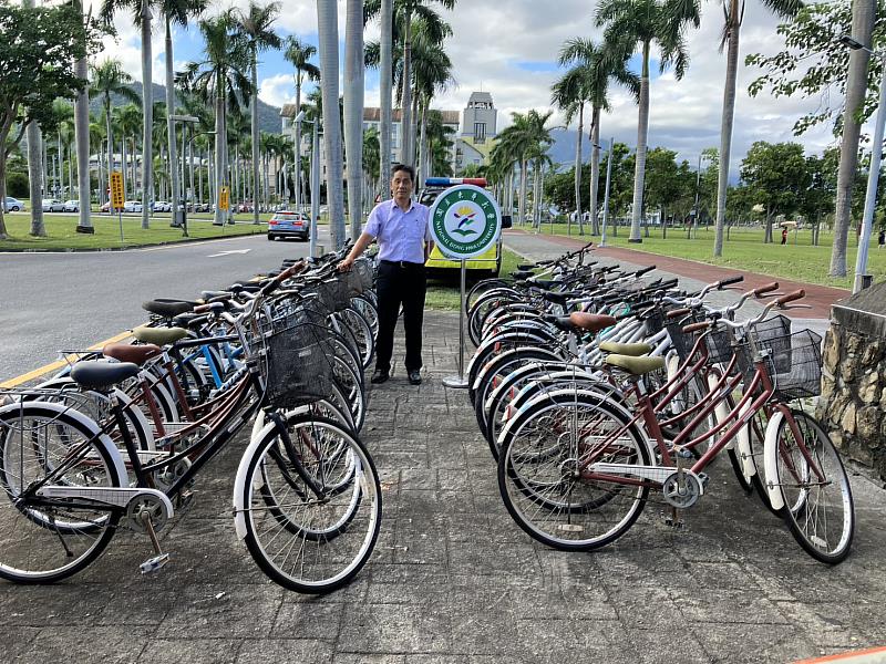 東華大學協力募捐自行車供光復災區義工使用，校長徐輝明代表捐贈。