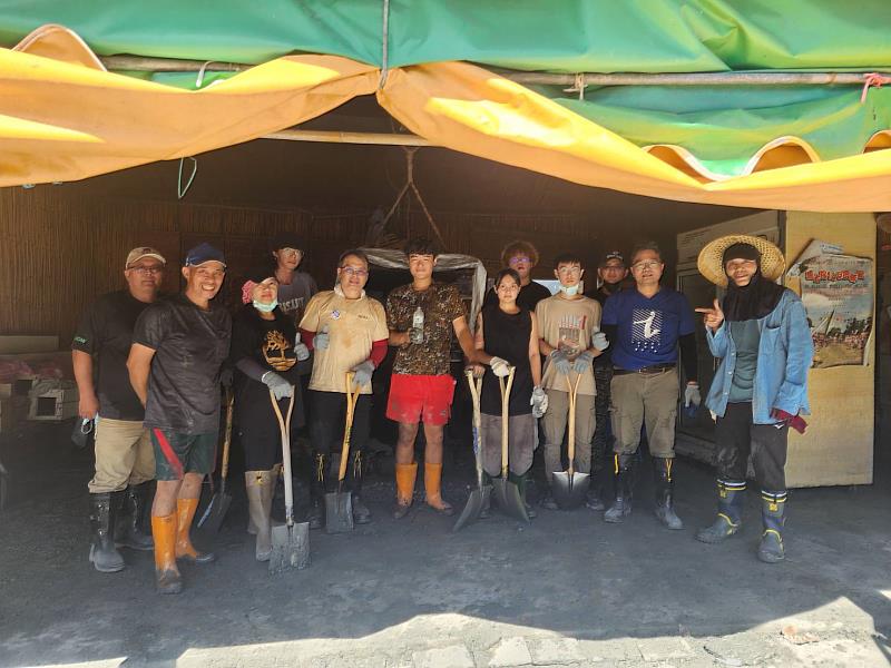 東華大學前往光復救災志工團合照。