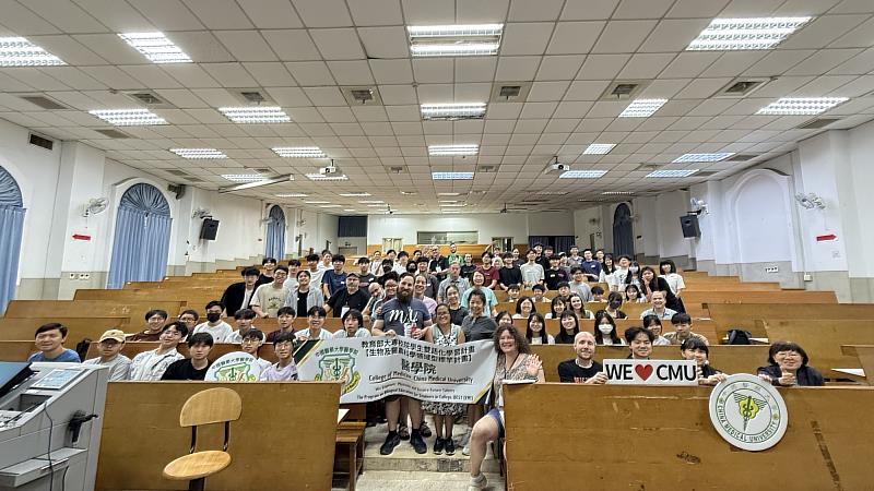 營養與健康EMI課程合照。