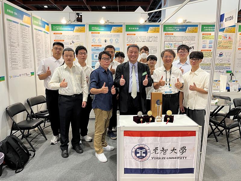 元智大學團隊參加2025台灣創新技術博覽會,嶄露豐碩成果,圖為獲獎師生合影