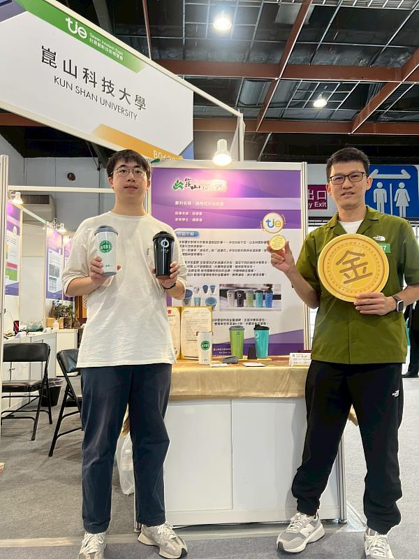 餐飲管理及廚藝系施智偉教授(右)師生團隊的「兩用式沖泡裝置」榮獲金牌