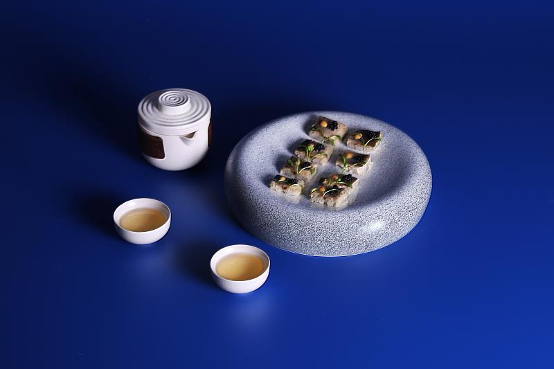 「潮汕豆醬午仔魚飯」為傳統潮汕地區沿海必吃經典魚飯,主廚選用嘉義布袋新鮮午仔魚,醃製一晚後蒸熟冰鎮,搭備粤亮手工濃醇豆醬及魚子醬,魚的清甜、豆醬的厚香、魚子醬鹹鮮,口感豐富層層呈現。(圖/六福旅遊集團提供)