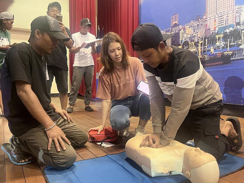 基本救命課程實作心肺復甦術(CPR)及哈姆立克急救法,讓外籍船員在緊急時刻可以正確反應處置