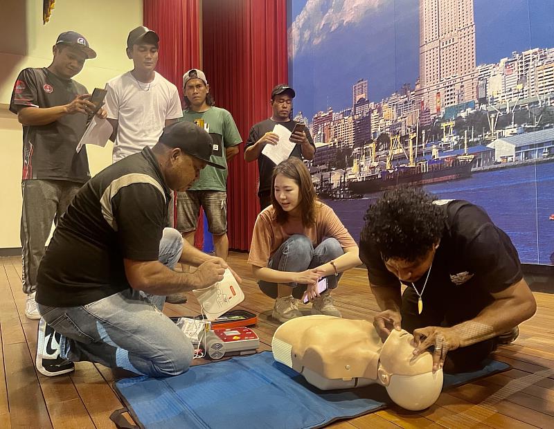 基本救命課程實作心肺復甦術(CPR)及哈姆立克急救法,讓外籍船員在緊急時刻可以正確反應處置