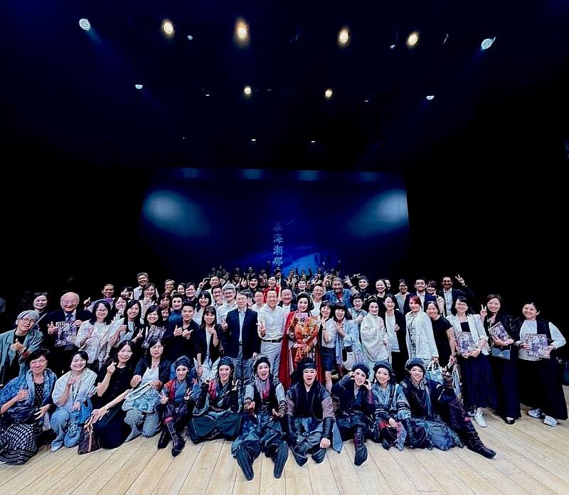 戲曲圓滿演出完畢，政大EMBA師長以及學長姐們台上大合照。