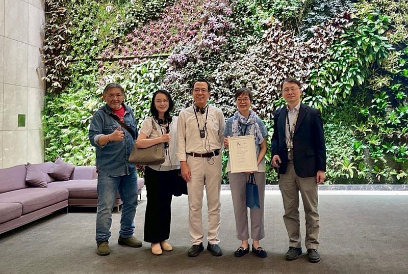 政治大學蔡維奇副校長（右一）代表致贈感謝狀予兩廳院許美玲副總監（右二）