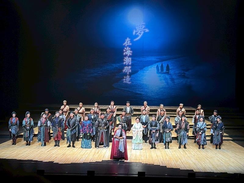 國寶級藝術家唐美雲老師就讀政大 EMBA 文科資創組，於謝幕時特別分享了學習心得。