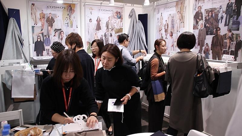 圖四、日本工作服、制服買家參觀致冠企業攤位。