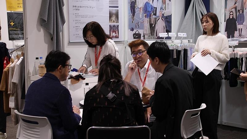 圖五、致冠企業負責人陳恩照向日本買家介紹公司產品。
