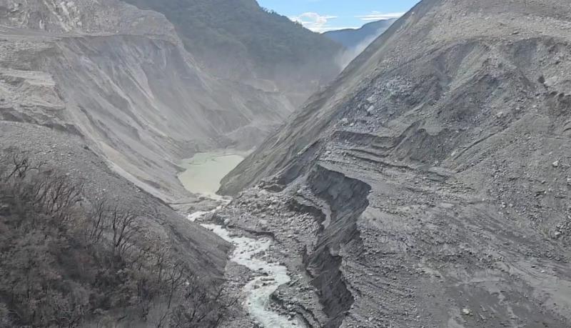 馬太鞍堰塞湖下方河道崩塌蓄水