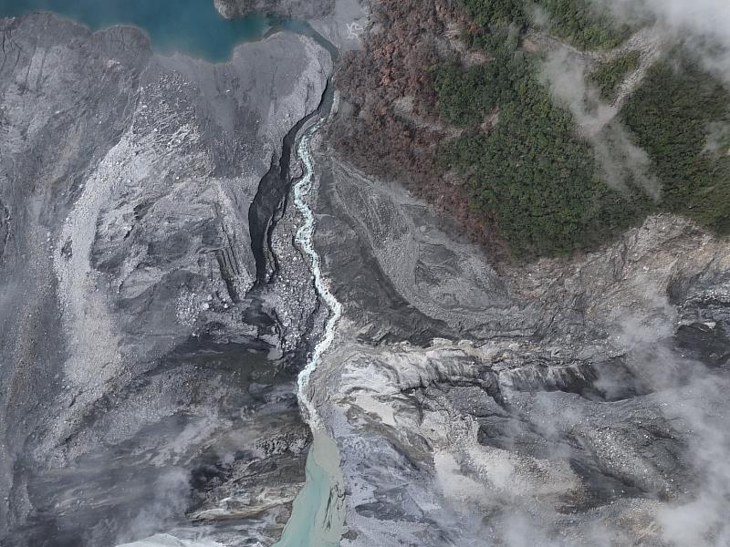 馬太鞍堰塞湖下方河道崩塌蓄水