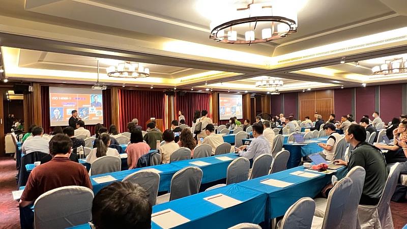 宮輔辰教授示範了企業如何在碳中和過程中貢獻其力量