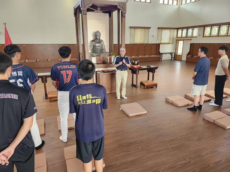 南華大學授旗全運會代表隊，高俊雄校長向致詞勉勵參賽學生及防護團隊。