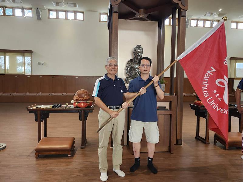 南華大學授旗全運會代表隊，由高俊雄校長(左)先授旗給運動學程許伯陽主任(右)。