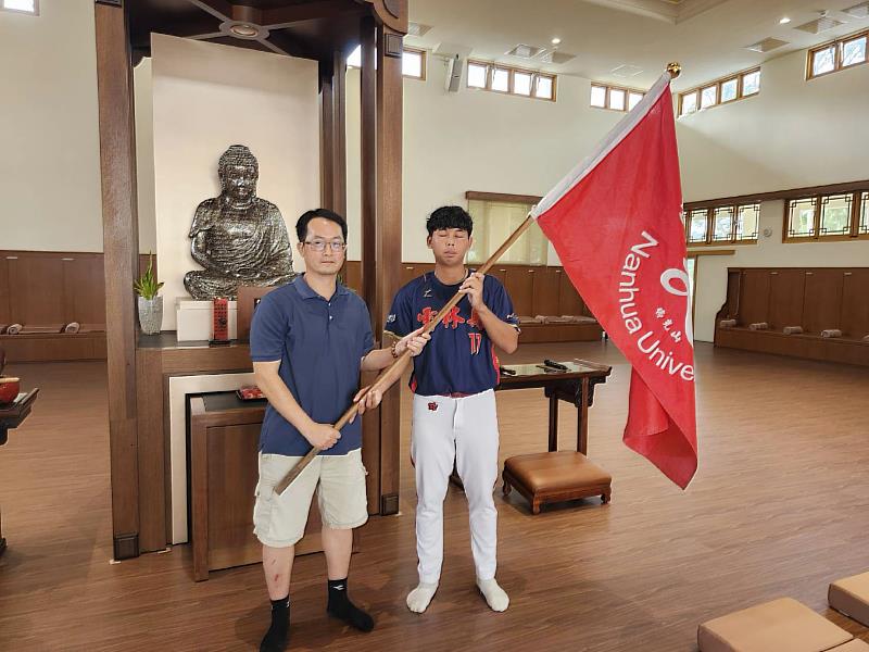 南華大學授旗全運會代表隊，運動學程許伯陽主任(左)授旗給選手代表廖昭雄(右)。
