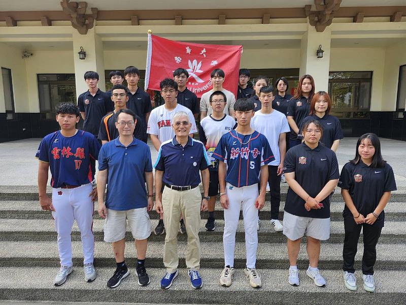 南華大學授旗全運會代表隊，高俊雄校長(第一排左3)、運動學程許伯陽主任(第一排左2)與參與選手及運動防護團隊合影。