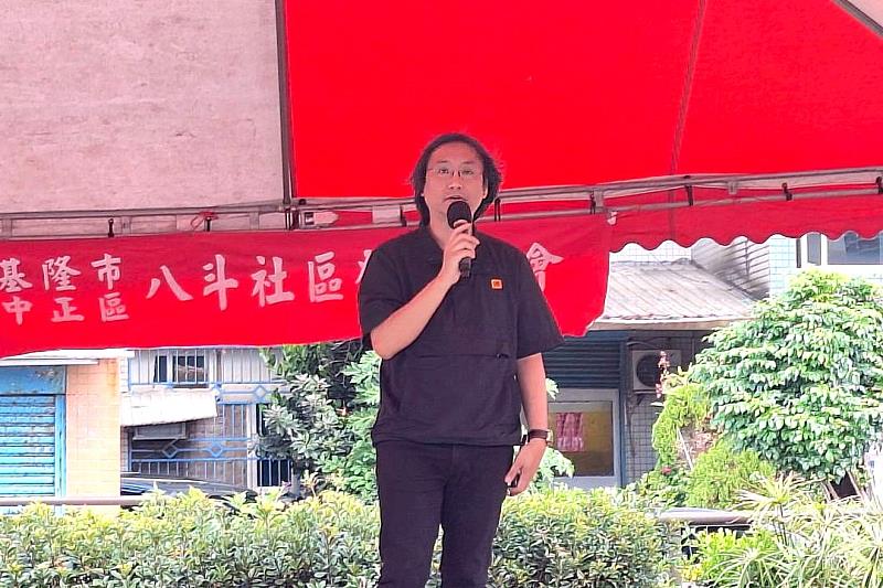 侯鵬暉老師代表海大文創系致詞感謝鄉親的支持及同學們的努力