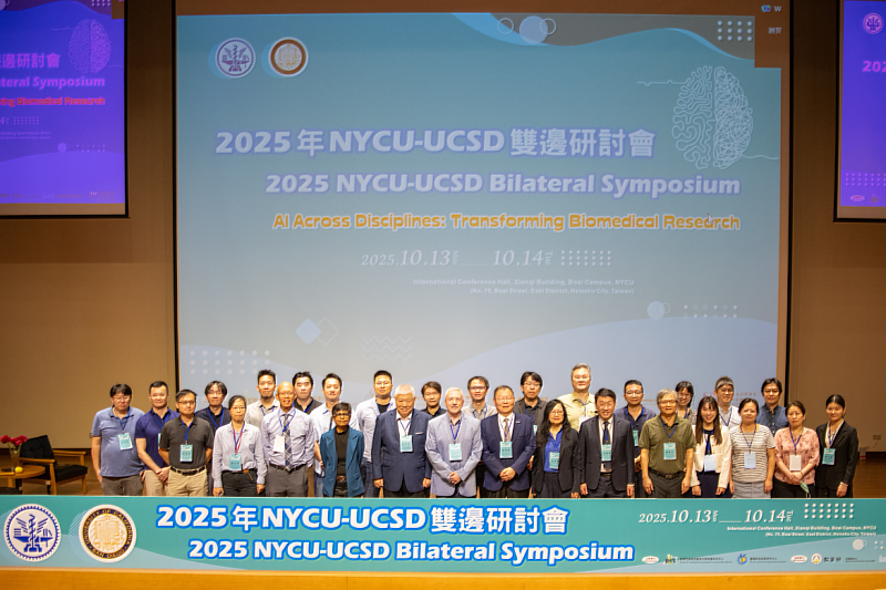 President Chi-Hung Lin (front row, eighth from left) of NYCU joined distinguished guests and faculty members for a group photo.