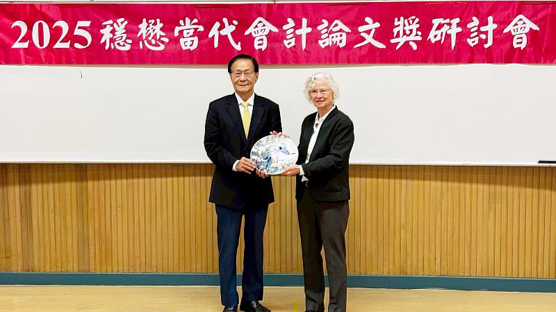 校長葛煥昭（左）致贈紀念品予美國杜克大學教授Katherine Schipper。（圖／淡江大學提供）