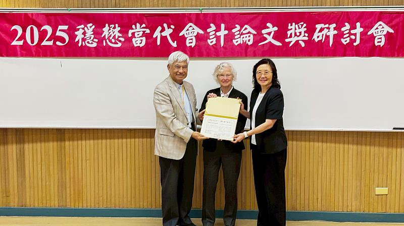 穩懋半導體董事長陳進財(左)在美國杜克大學教授Katherine Schipper見證下,授證「2025穩懋當代會計學者」予美國加州大學戴維斯分校(UC Davis)教授章正儀(右)。(圖/淡江大學提供)