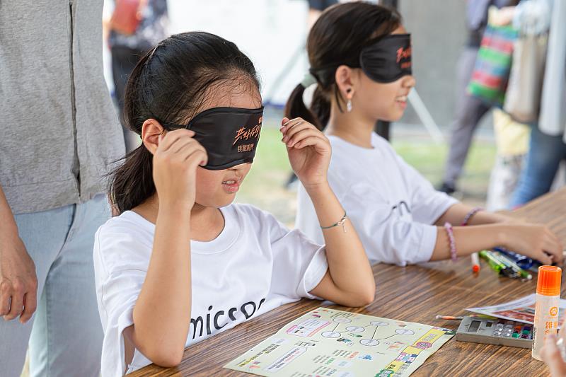 小朋友體驗視障者