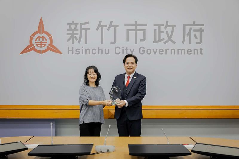 竹市債務管理成績全國第三，財政處今日於市務會議中獻獎。