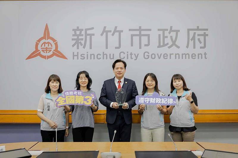 財政處團隊獻獎大合照。