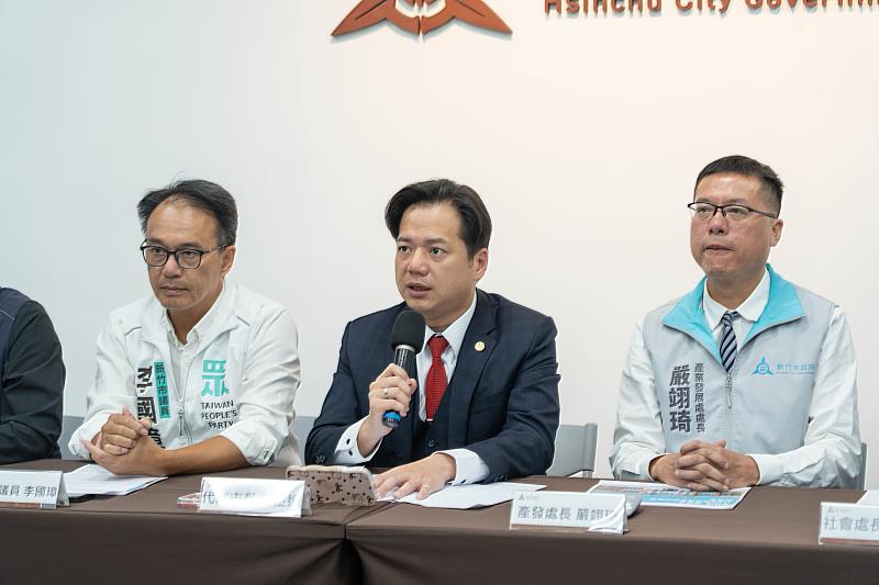 代理市長邱臣遠向市民報告115年度施政方向。