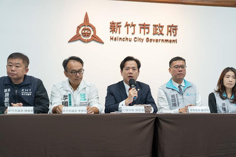 代理市長邱臣遠向市民報告115年度施政方向。