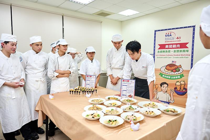 主廚楊盛堯細心講評學生們的創意料理〈椰香美國雞肉小甜筒〉與〈烤美國雞腿排搭松露蘑菇醬〉，學生們圍在一旁專心聆聽