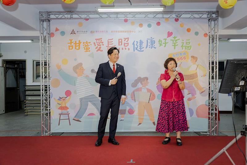 代理市長邱臣遠與長輩唱歌同樂。
