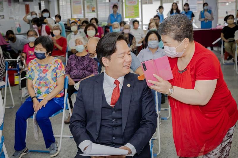 代理市長邱臣遠到新光里巷弄長照站與長輩互動熱絡。