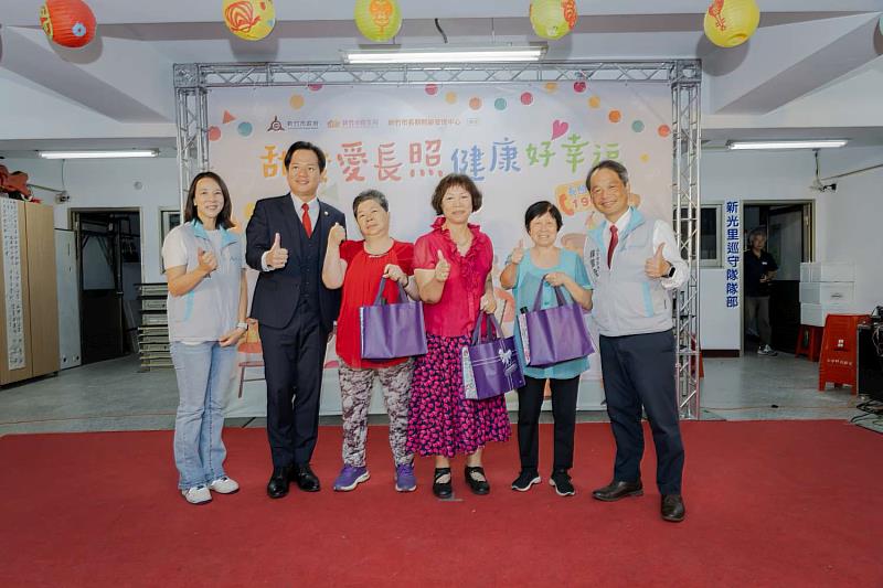 代理市長邱臣遠與長輩合影留念