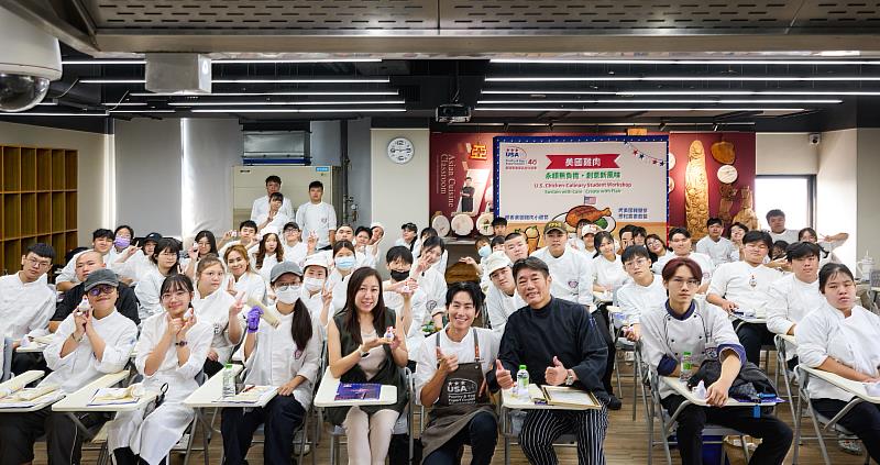 型男主廚楊盛堯（圖中）、美國家禽蛋品出口協會香港及台灣總監江嘉詠(Karen Kong）、「弘光科技大學」餐旅管理系副教授王志榮與學生一同合影。