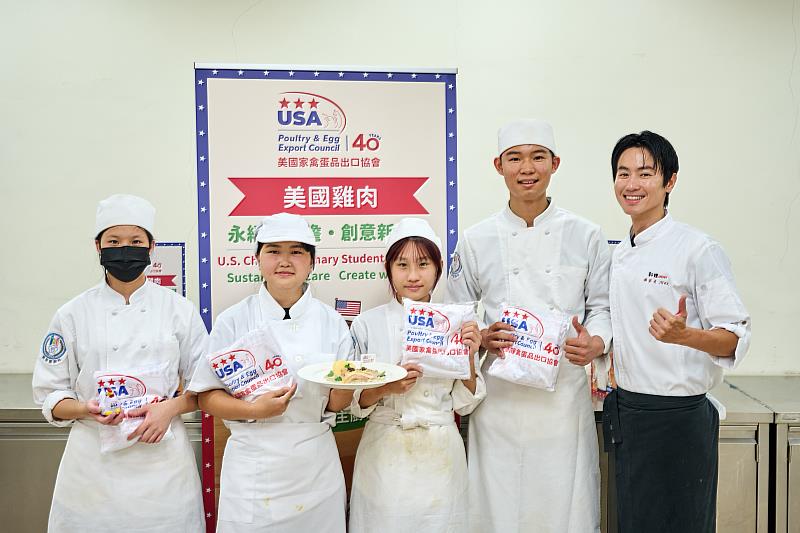 主廚楊盛堯與得獎同學開心合影，一同展示精心製作的得獎料理。