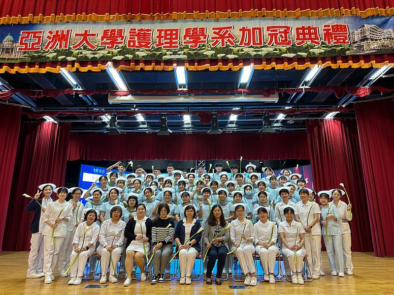 亞大護理系113學年度畢業生,在大二時加冠典禮合影。