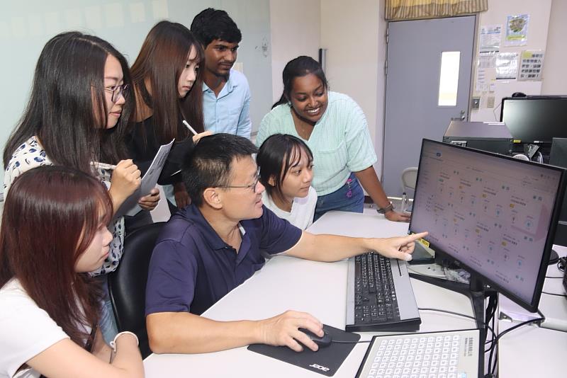 亞大全面導入「智慧曼陀師精準輔導系統」,能有效協助老師輔導同學精準規劃職涯。